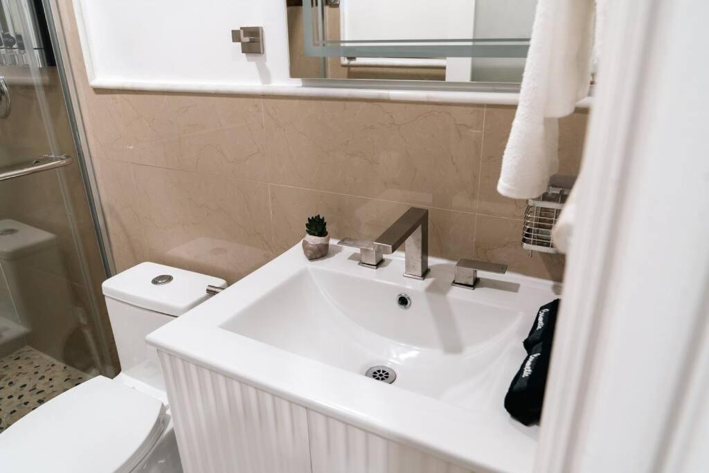 Luxury Retreat 3B ,2Ba Pool , Coral Gables Center Villa ไมอามี ภายนอก รูปภาพ
