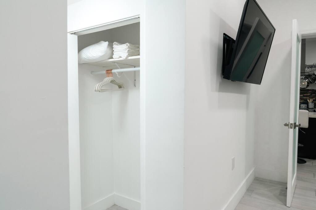 Luxury Retreat 3B ,2Ba Pool , Coral Gables Center Villa ไมอามี ภายนอก รูปภาพ