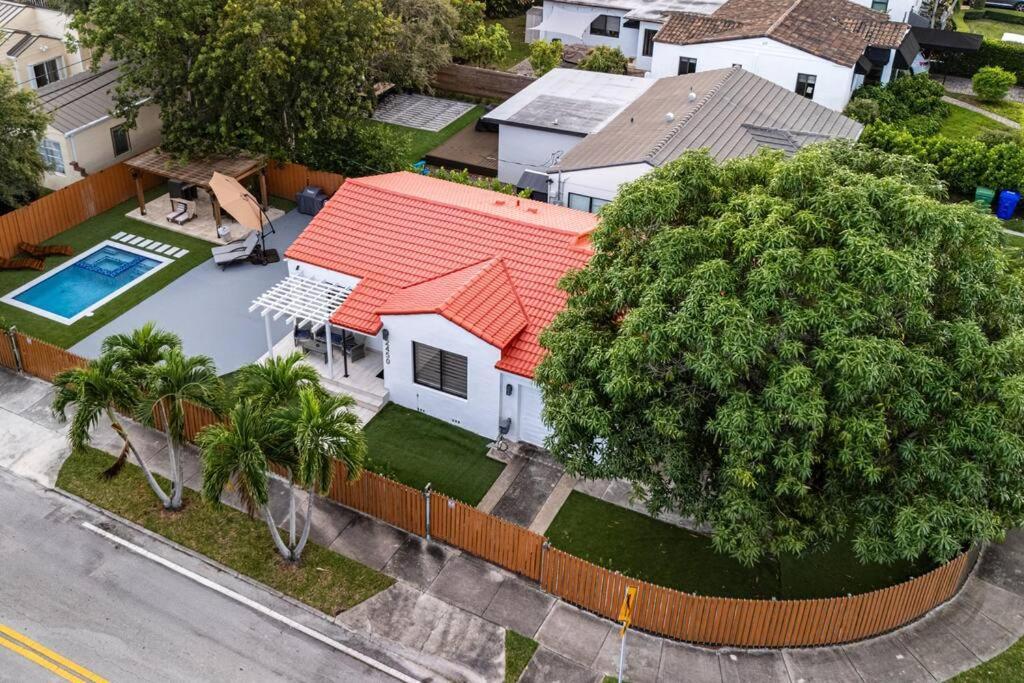 Luxury Retreat 3B ,2Ba Pool , Coral Gables Center Villa ไมอามี ภายนอก รูปภาพ